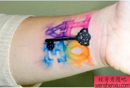 纹身秀图吧推荐一幅手腕彩色钥匙纹身图案