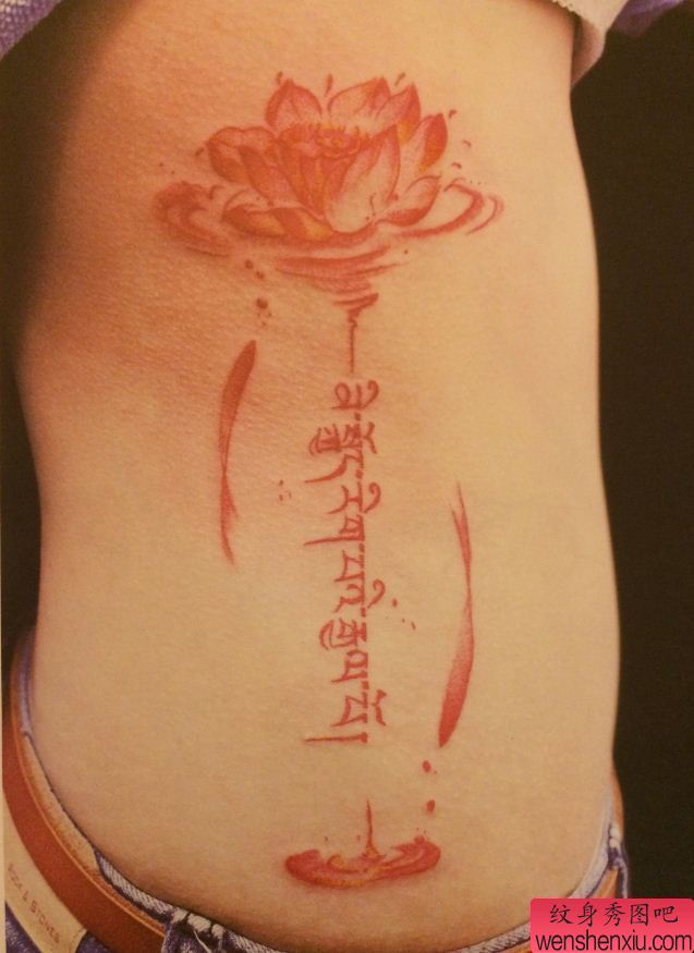 一幅侧腰红色梵文莲花纹身图案