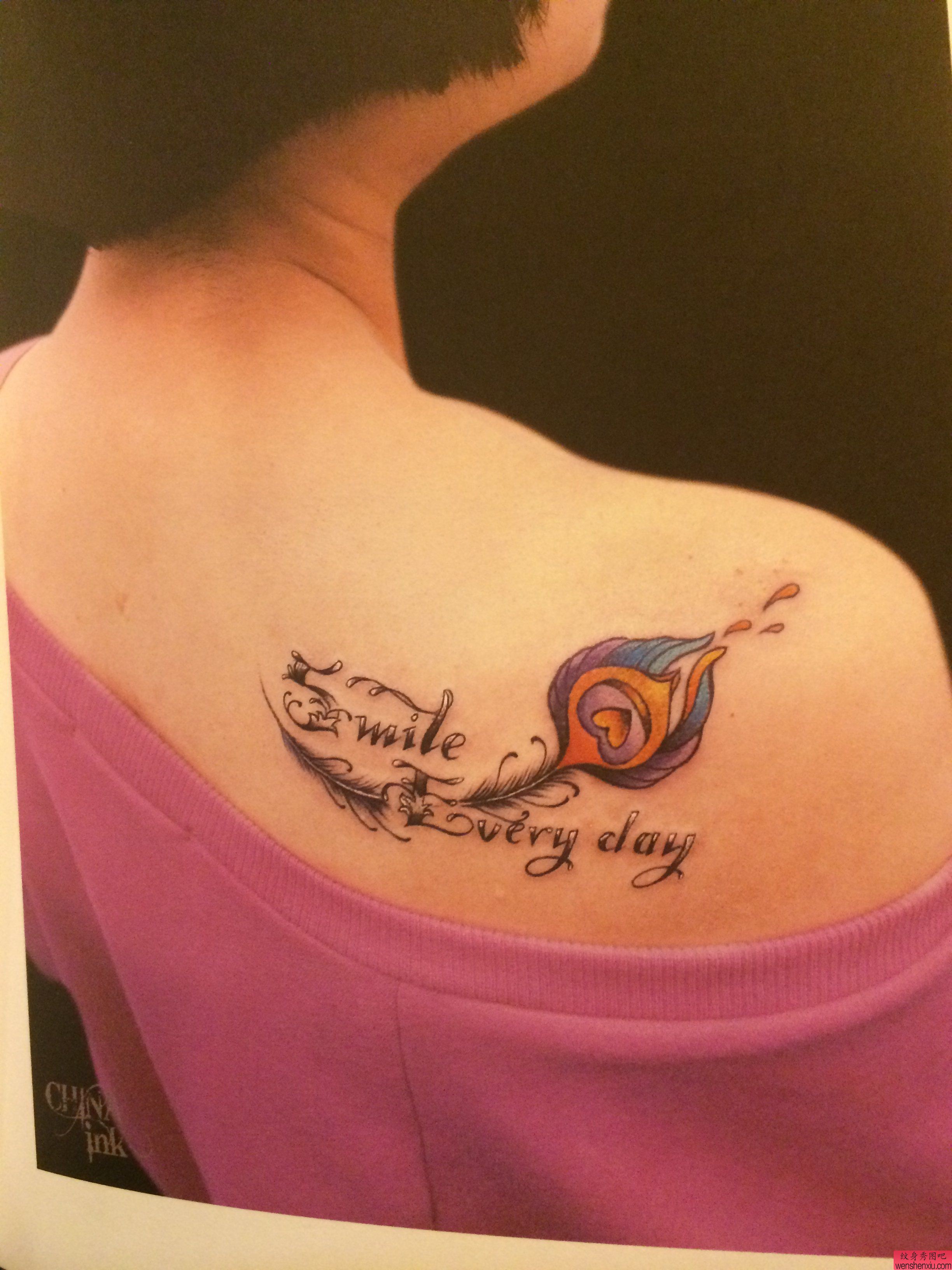 一幅女人彩色肩部羽毛字母纹身图案