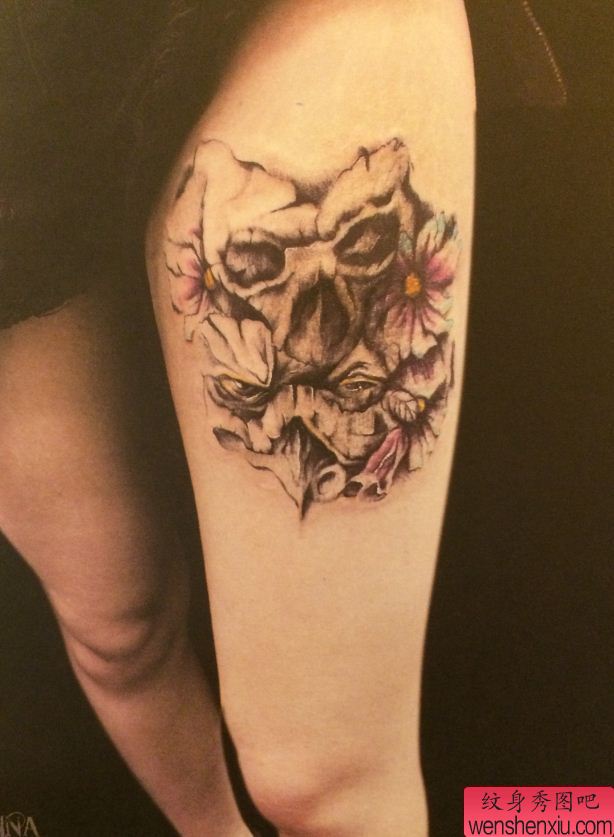 纹身秀图吧推荐一幅女人腿部骷髅头玫瑰花纹身图案
