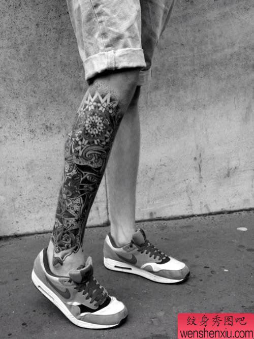 一幅脚部包小腿纹身图案