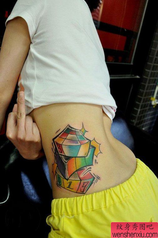 纹身秀图吧推荐一幅女人腰部彩色纹身图案