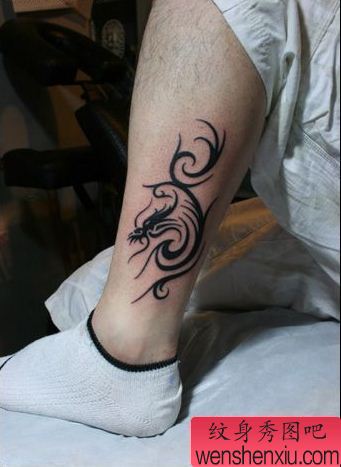 一幅脚踝图腾马刺青图案