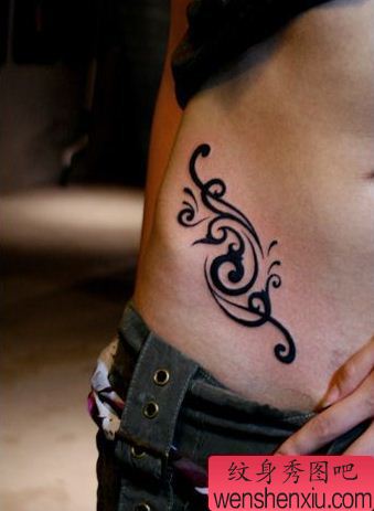 一幅流行的女人腰部图腾纹身图案
