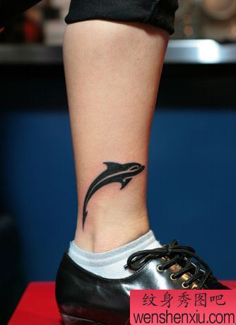小腿图腾鲸鱼纹身图案