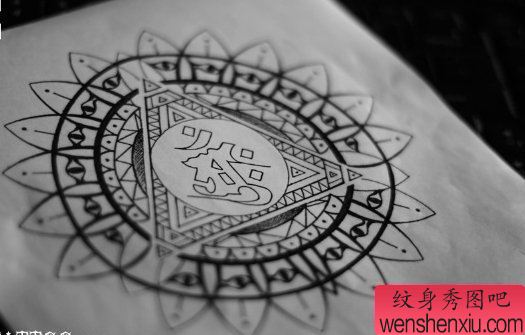 一幅三角与守护纹身图案