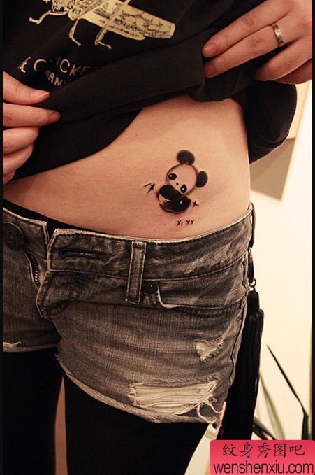 纹身秀图吧推荐一幅女人腰部小熊猫纹身图案