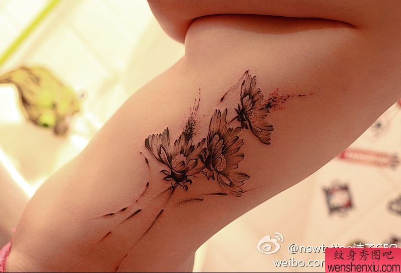 一幅女人腰部写意雏菊纹身图案
