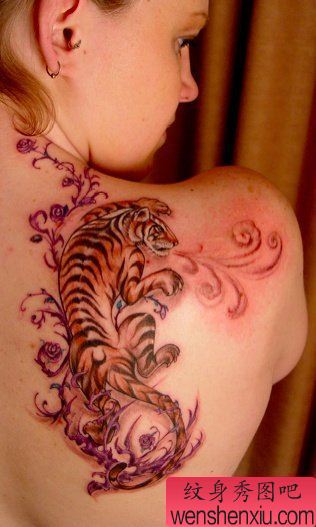 美女肩胛骨刺青图案