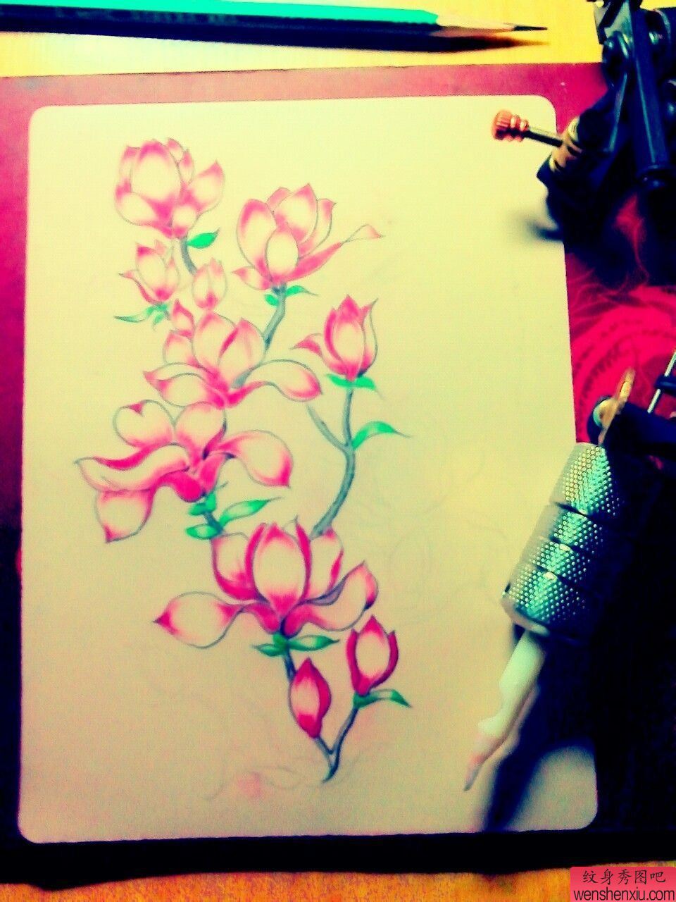 一幅彩色花纹身图案