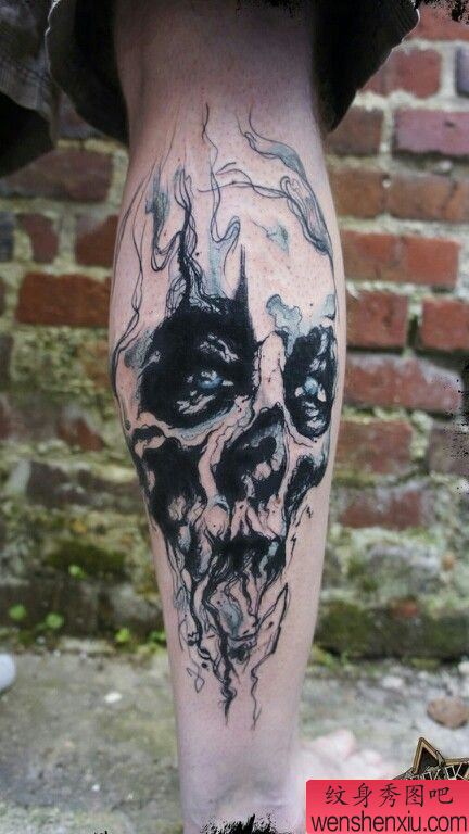 一幅腿部骷髅头刺青图案