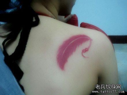 一幅肩部红色羽毛纹身图案