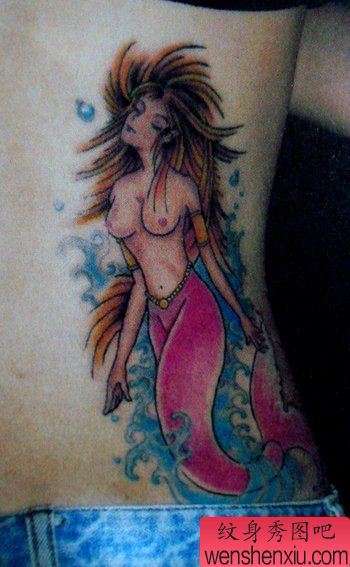 一幅腰部美人鱼纹身图案