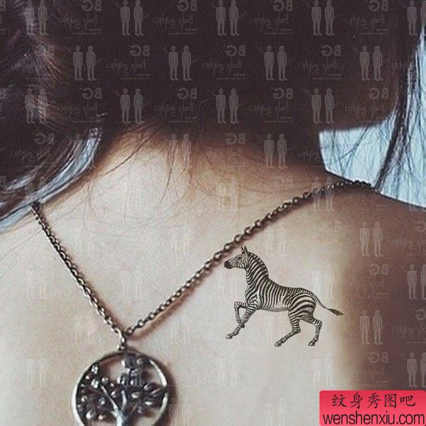 一幅女人背部斑马纹身图案