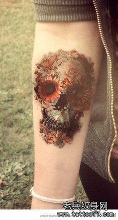 纹身秀图吧推荐一幅女人手臂彩色骷髅头纹身图案