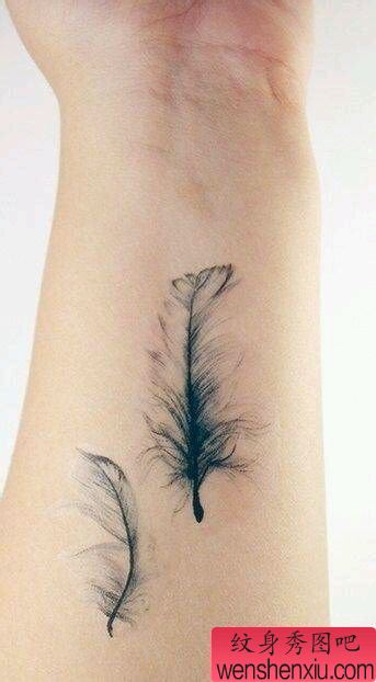 一幅女人手腕羽毛纹身图案