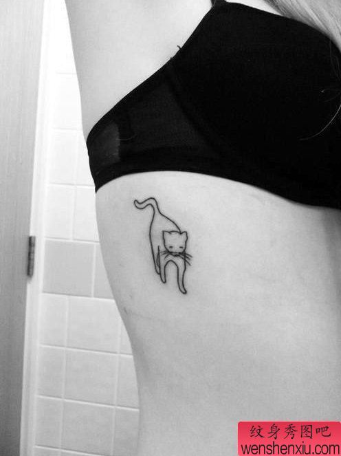 一幅女人腰部猫咪纹身图案