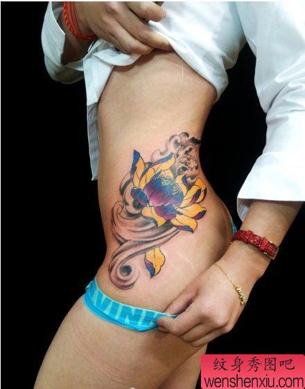 一幅女人腰部彩色莲花纹身图案