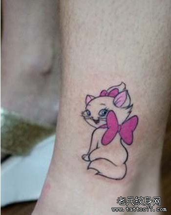 一幅脚部卡通猫咪纹身图案