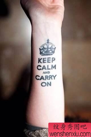 一幅手臂皇冠字母纹身图案