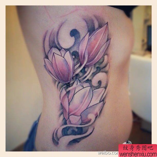 一幅腰部彩色莲花纹身图案