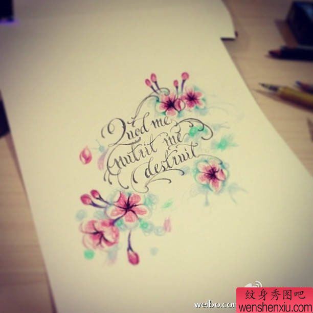 一幅小清新彩色花卉字母纹身图案