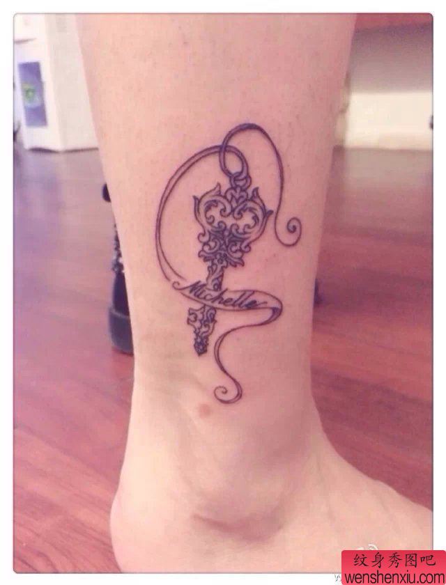 一幅女人脚部钥匙纹身图案