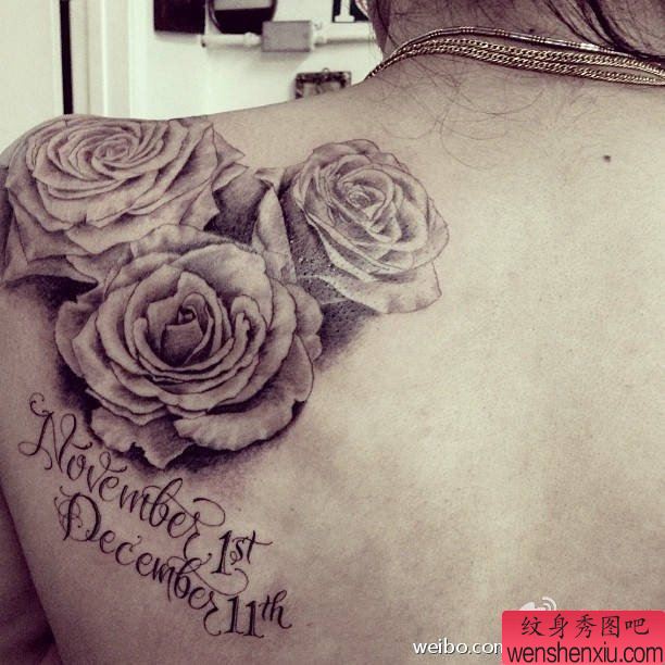 一幅女人肩部玫瑰花字母纹身图案