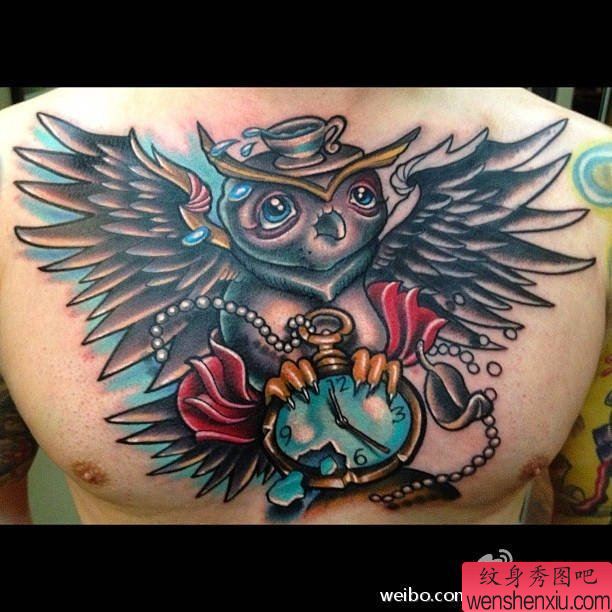 一幅胸部彩色纹身图案