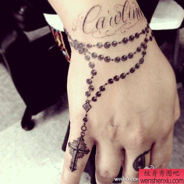 一幅手腕手链纹身图案