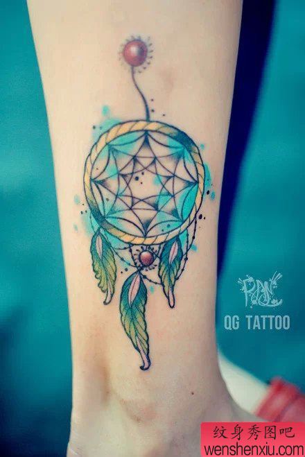 纹身秀图吧推荐一幅女人腿部彩色捕梦网纹身图案