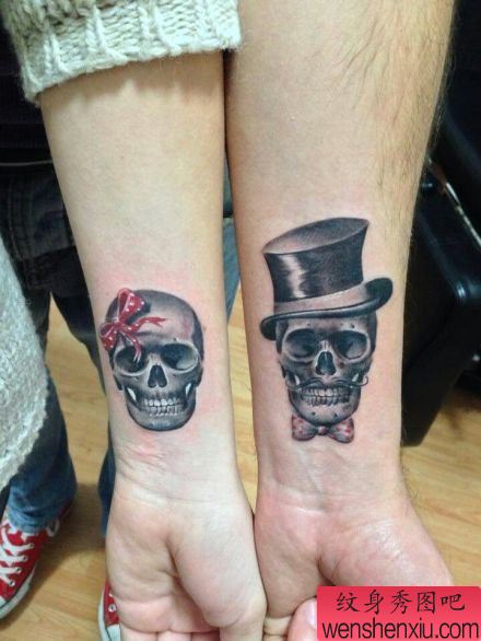 一幅手臂情侣骷髅头纹身图案