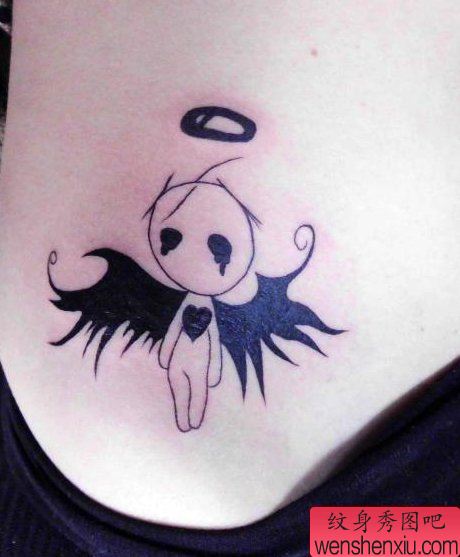 一幅胸部小天使纹身图案