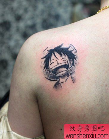 一幅肩部路飞纹身图案