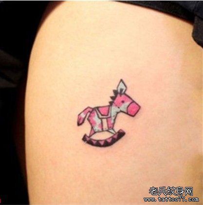 纹身馆推荐一幅小清新木马纹身图案
