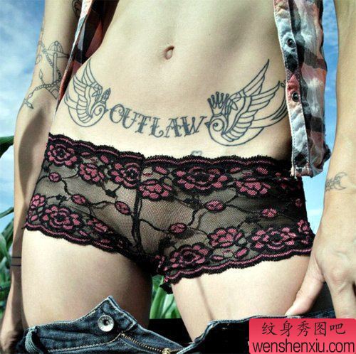 一幅女人腹部燕子字母纹身图案