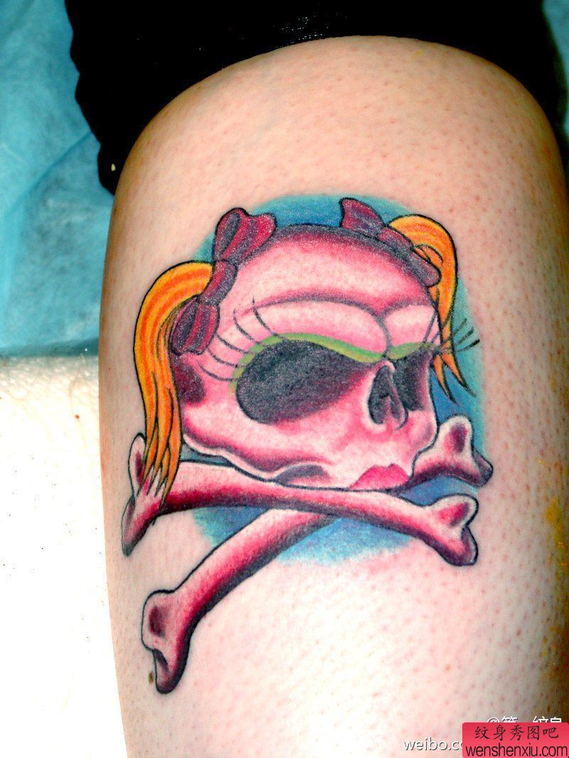 一幅腿部可爱骷髅头纹身图案