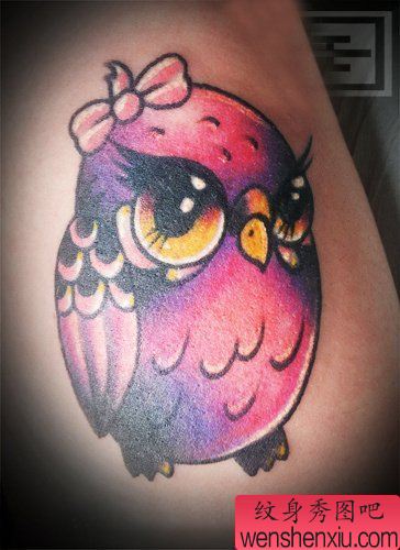 一幅彩色猫头鹰纹身图案