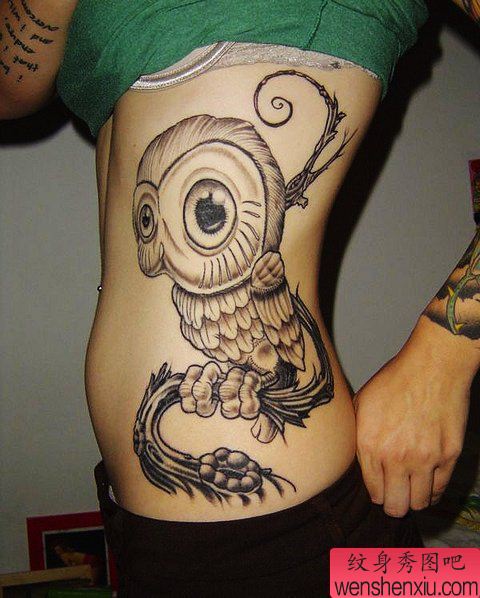 纹身秀图吧推荐一幅女人腰部猫头鹰纹身图案