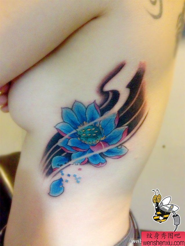 纹身秀图吧推荐一幅女人侧腰莲花纹身图案