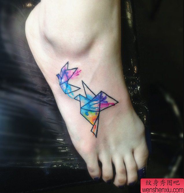 一幅脚背彩色千纸鹤纹身图案