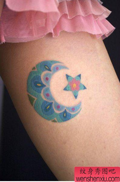 纹身秀图吧推荐一幅腿部彩色月亮星星纹身图案