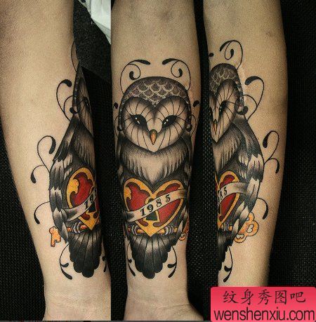 一幅手臂黑灰猫头鹰纹身图案