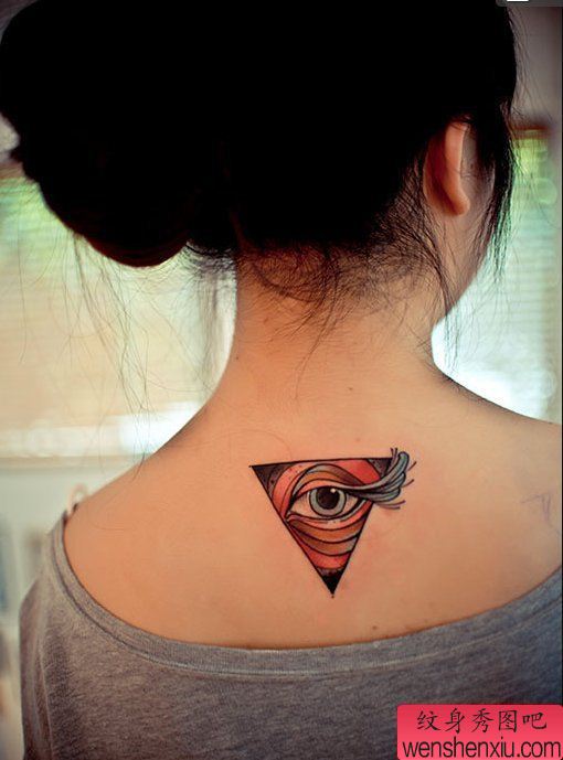 一幅女人脖子彩色上帝之眼纹身图案