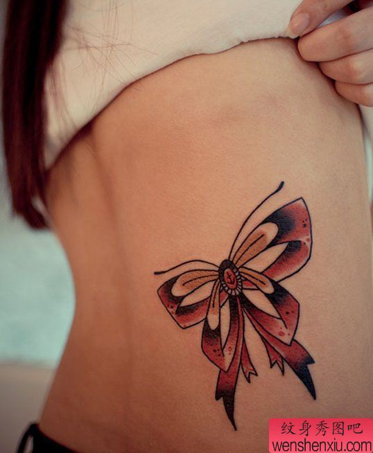 一幅女人腰部蝴蝶纹身图案