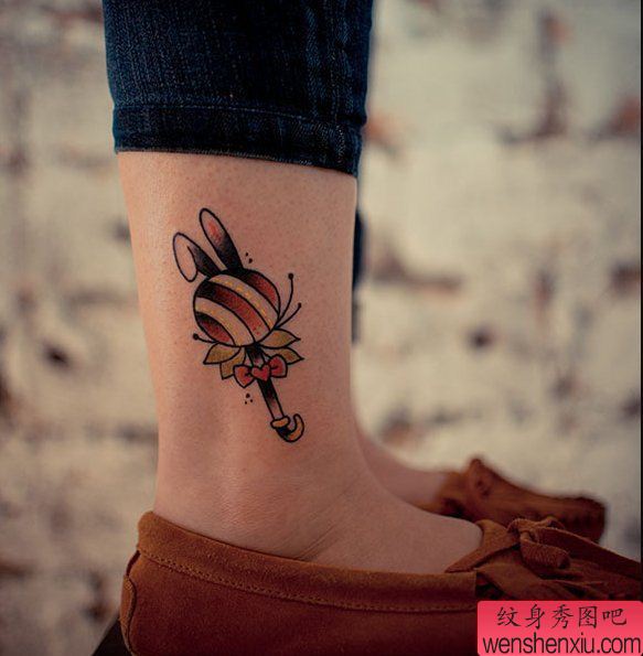 一幅腿部兔子耳朵蝴蝶结纹身图案
