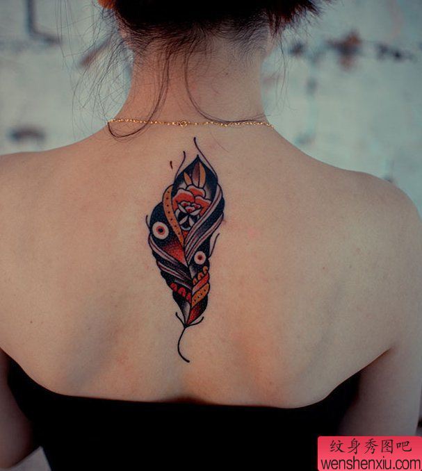纹身秀图吧推荐一幅女人肩部羽毛纹身图案