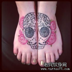 一幅脚背彩色骷髅头纹身图案