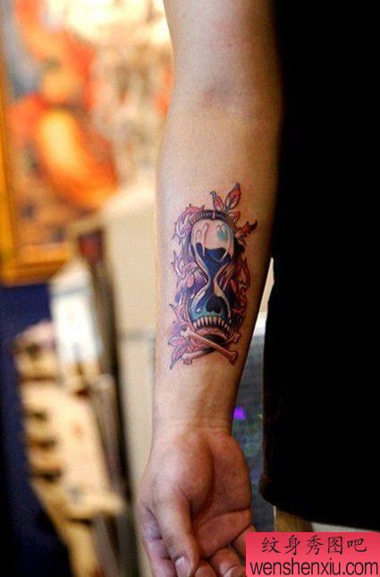 纹身秀图吧推荐一幅手臂彩色沙漏纹身图案