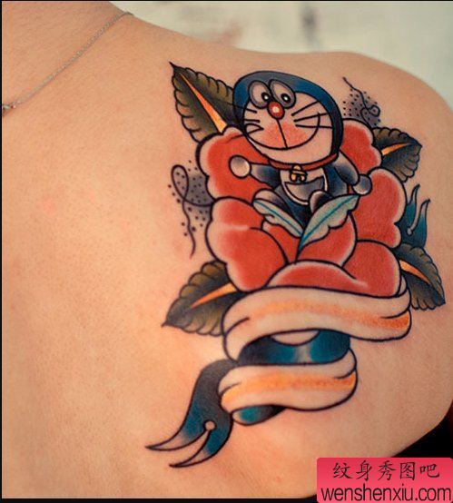 一幅女人肩背彩色纹身图案